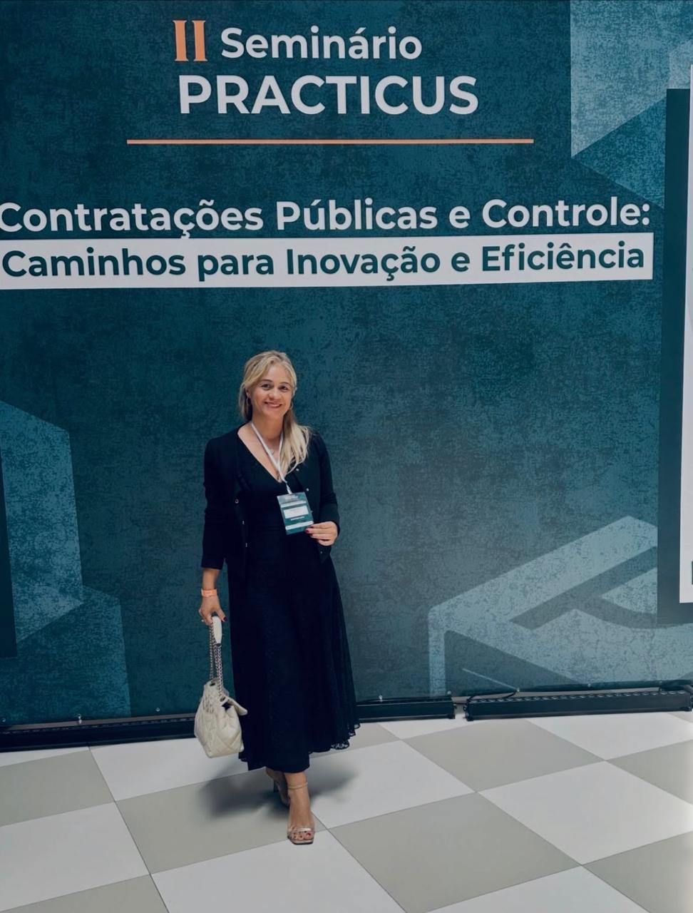Emanuela Martins em evento acadêmico de Direito Tributário