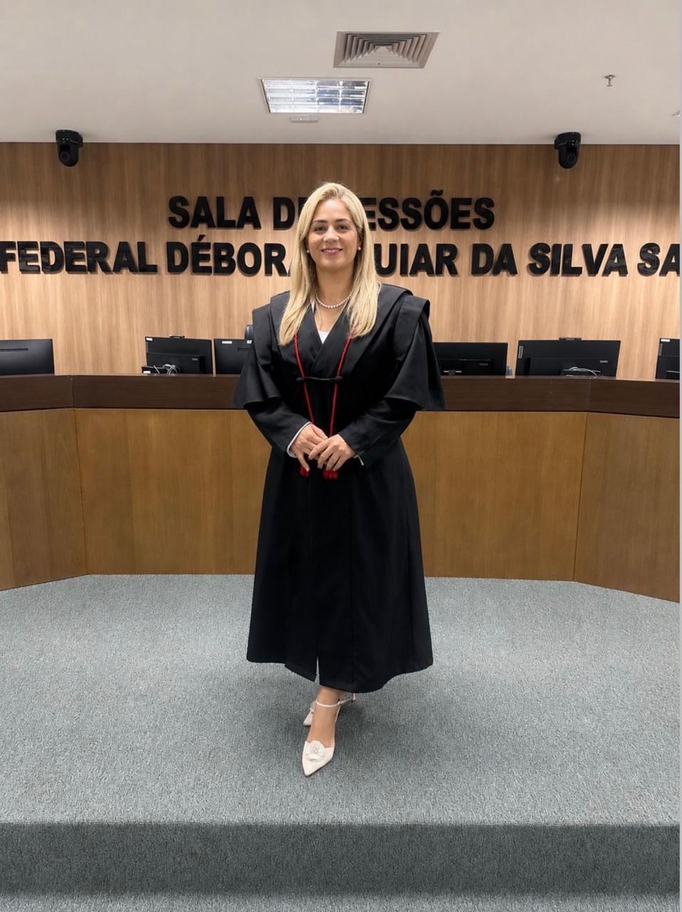 Emanuela Martins, advogada tributarista, em sessão no tribunal